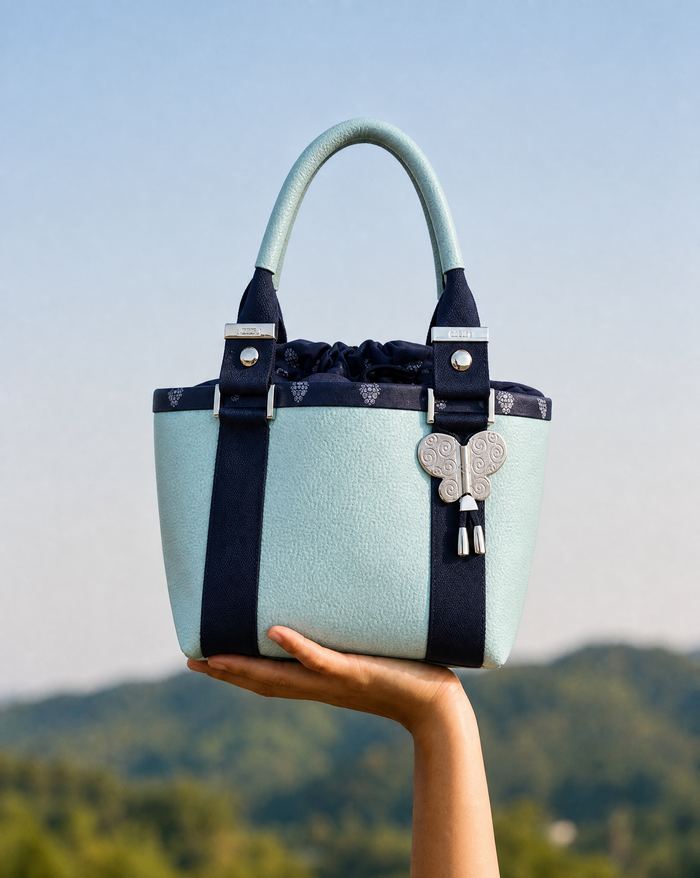 Sac menthe présenté à bout de bras face au ciel