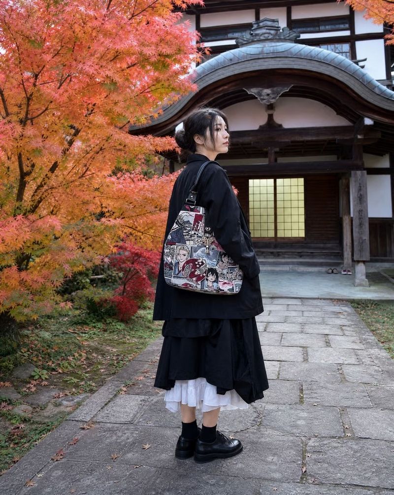 Sac à dos manga esprit Japon, porté devant un temple japonais aux érables d'automne