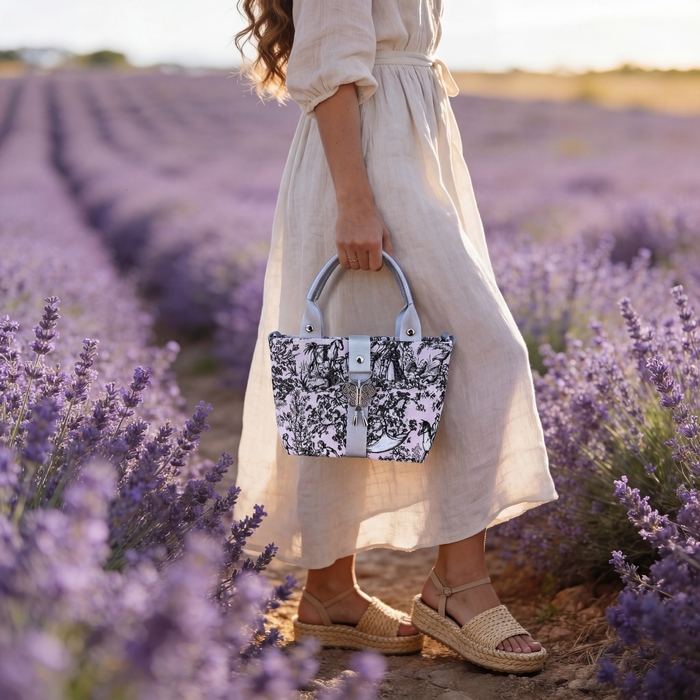 Sac Miyadori-do en toile de Jouy dans un champ de lavande