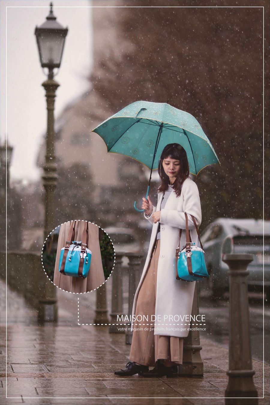 Femme sous un parapluie turquoise portant un sac Comme les Papillons, publicité Maison de Provence