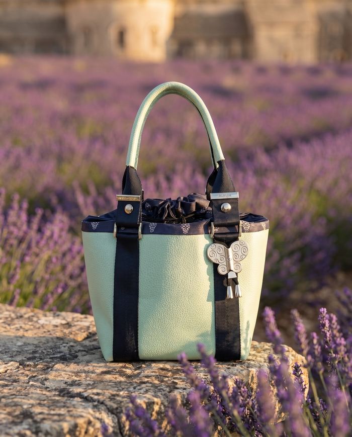 Sac en cuir menthe esprit Provence, posé sur un muret en Provence